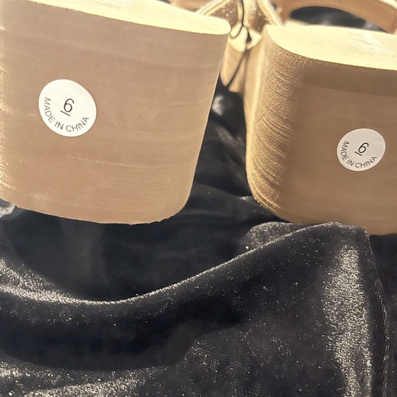 NWOT Redvolution Women’s Size 6 Tan Platform FlipFlops - Picture 5 of 8